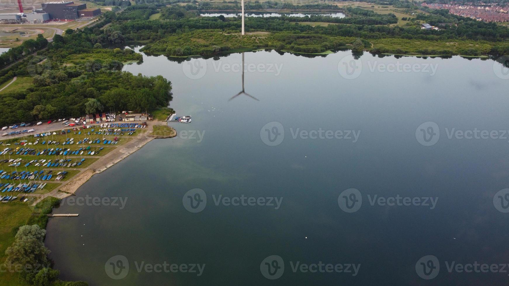 images de vue aérienne à angle élevé sur l'éolienne du moulin à vent au lac stewartby en angleterre au lever du soleil photo