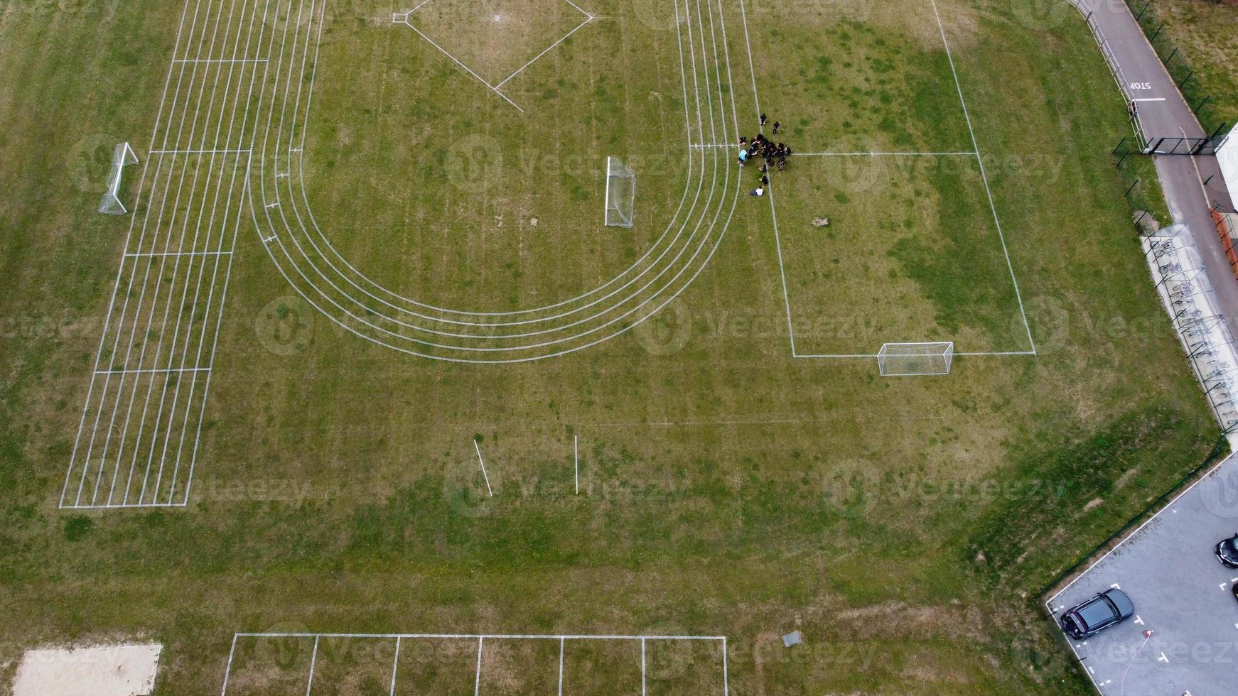 une séquence aérienne et une vue en grand angle du terrain de jeu d'un lycée de garçons dans la ville de luton en angleterre, autoroutes et autoroutes britanniques photo