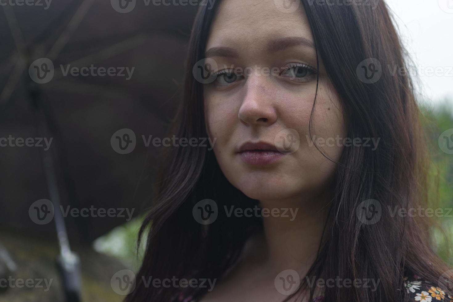 fille avec un parapluie par temps nuageux. photo