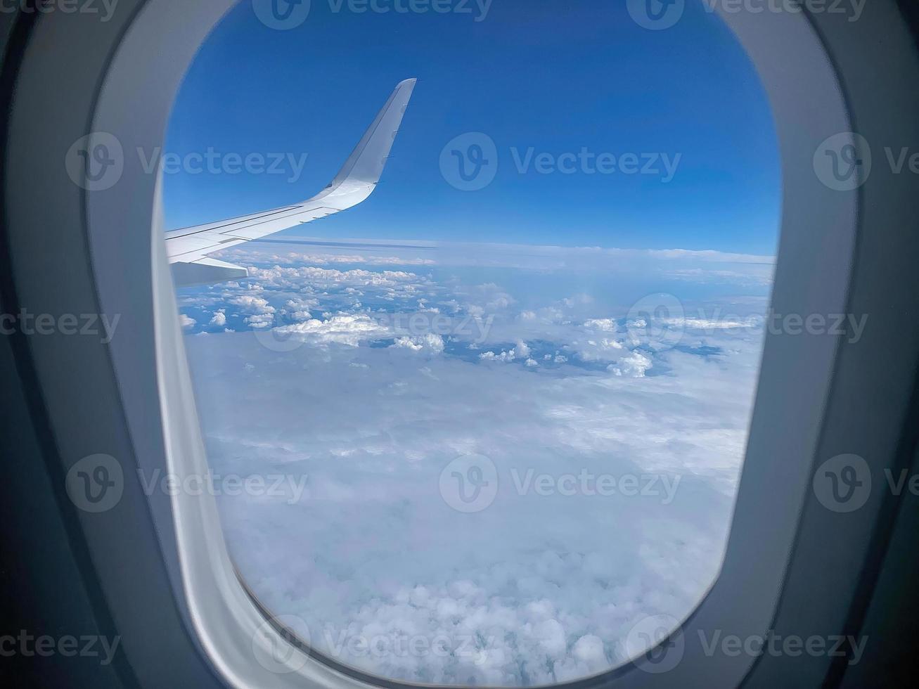 Vue de la fenêtre de l'avion sur les nuages 2 photo