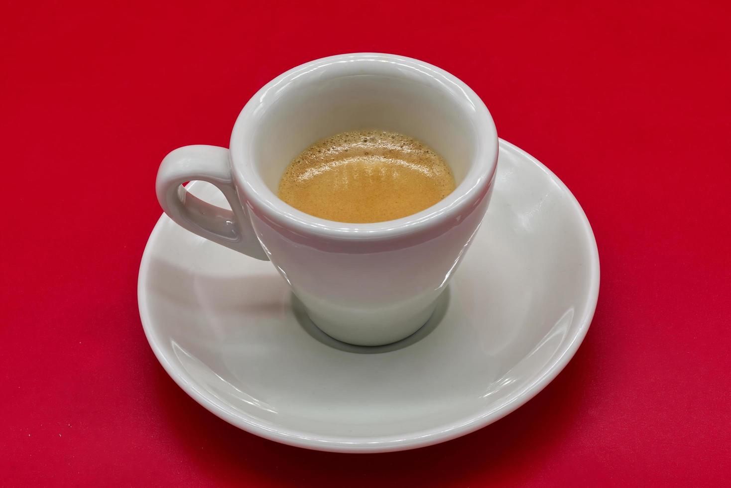 café expresso italien classique isolé sur fond rouge. bologne, italie. photo