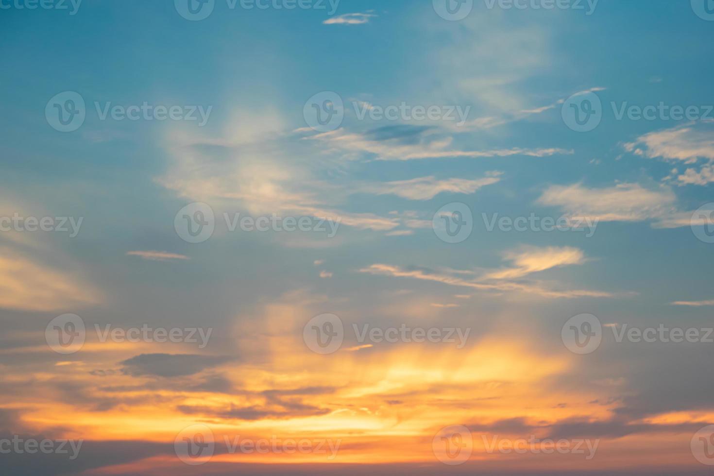 beau fond de ciel avec le nuage, le concept abstrait de la nature, le concept de liberté et d'espoir, le coucher du soleil du jour, le ciel abstrait. photo