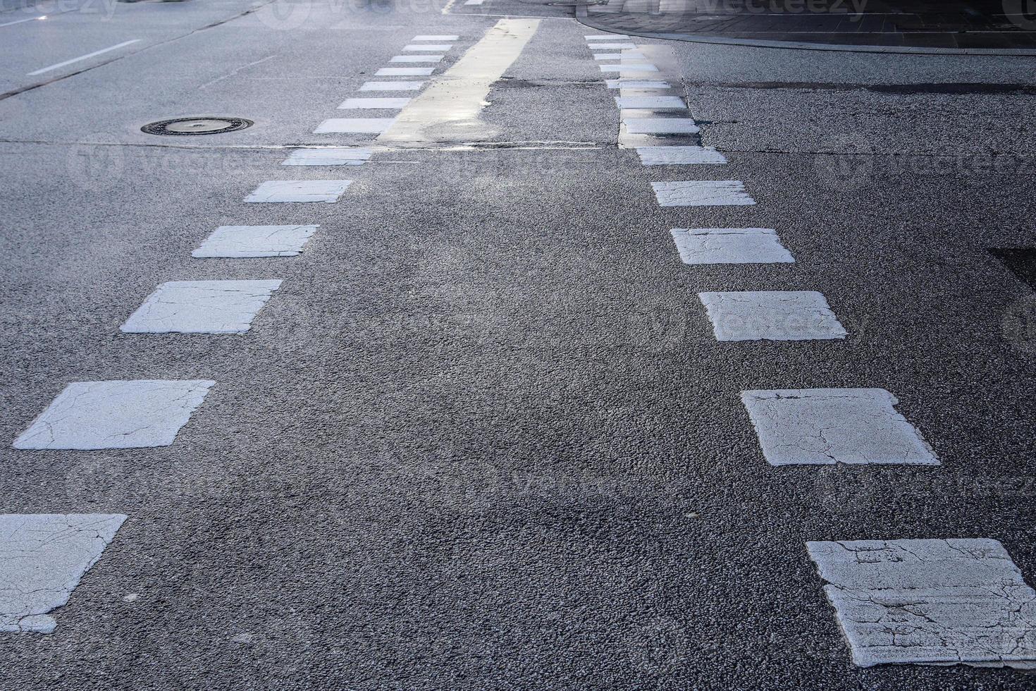 différents signes et marquages peints sur la cendre des rues et des routes. photo