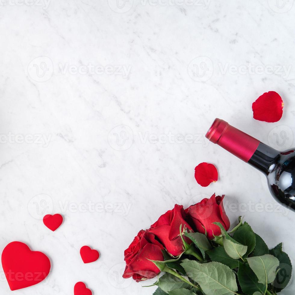 vue de dessus du cadeau de saint valentin avec rose et vin, concept de conception de repas festif photo