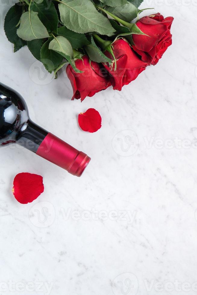 vue de dessus du cadeau de saint valentin avec rose et vin, concept de conception de repas festif photo