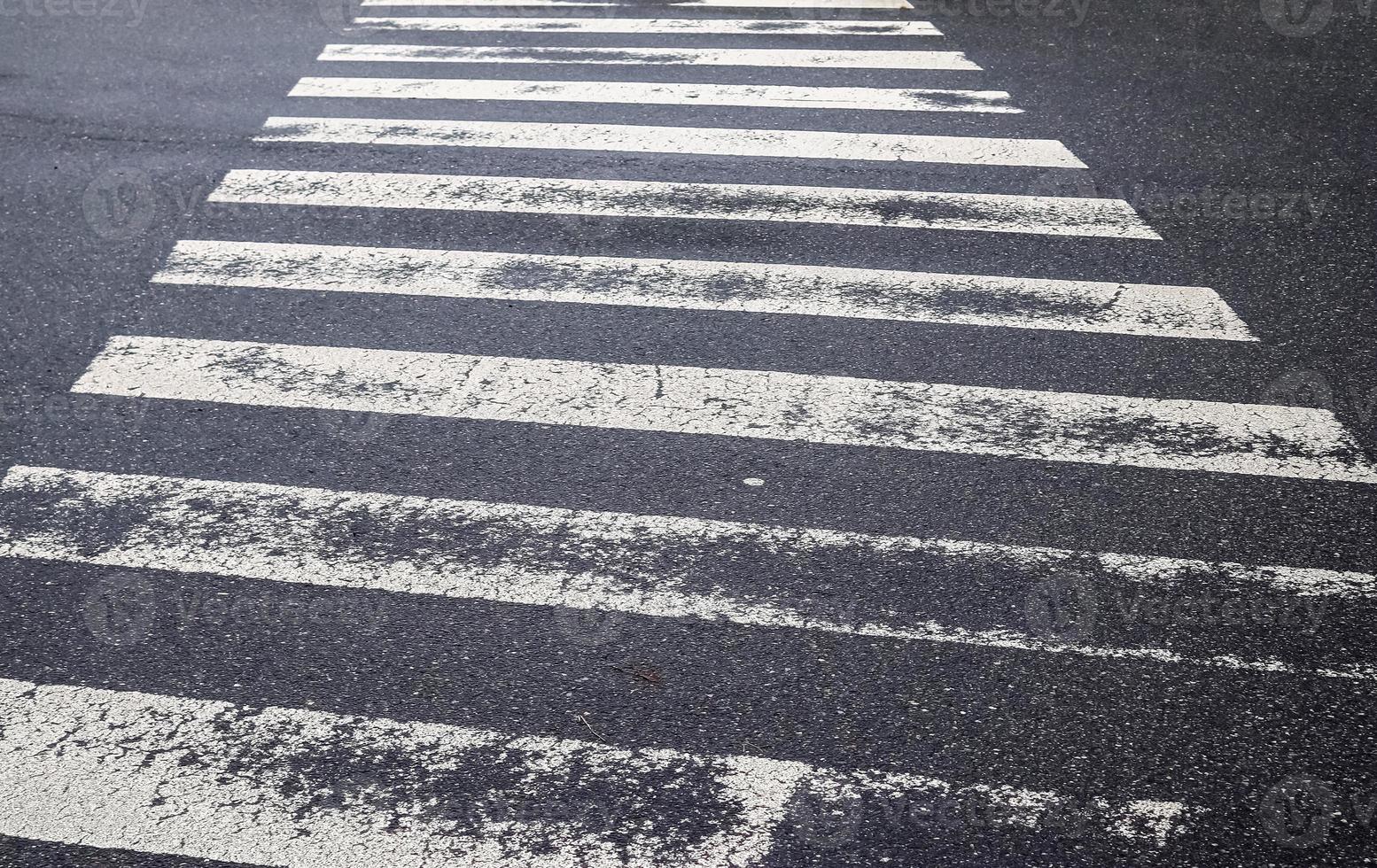 Passage clouté pour piétons peint en blanc sur une route en europe. photo