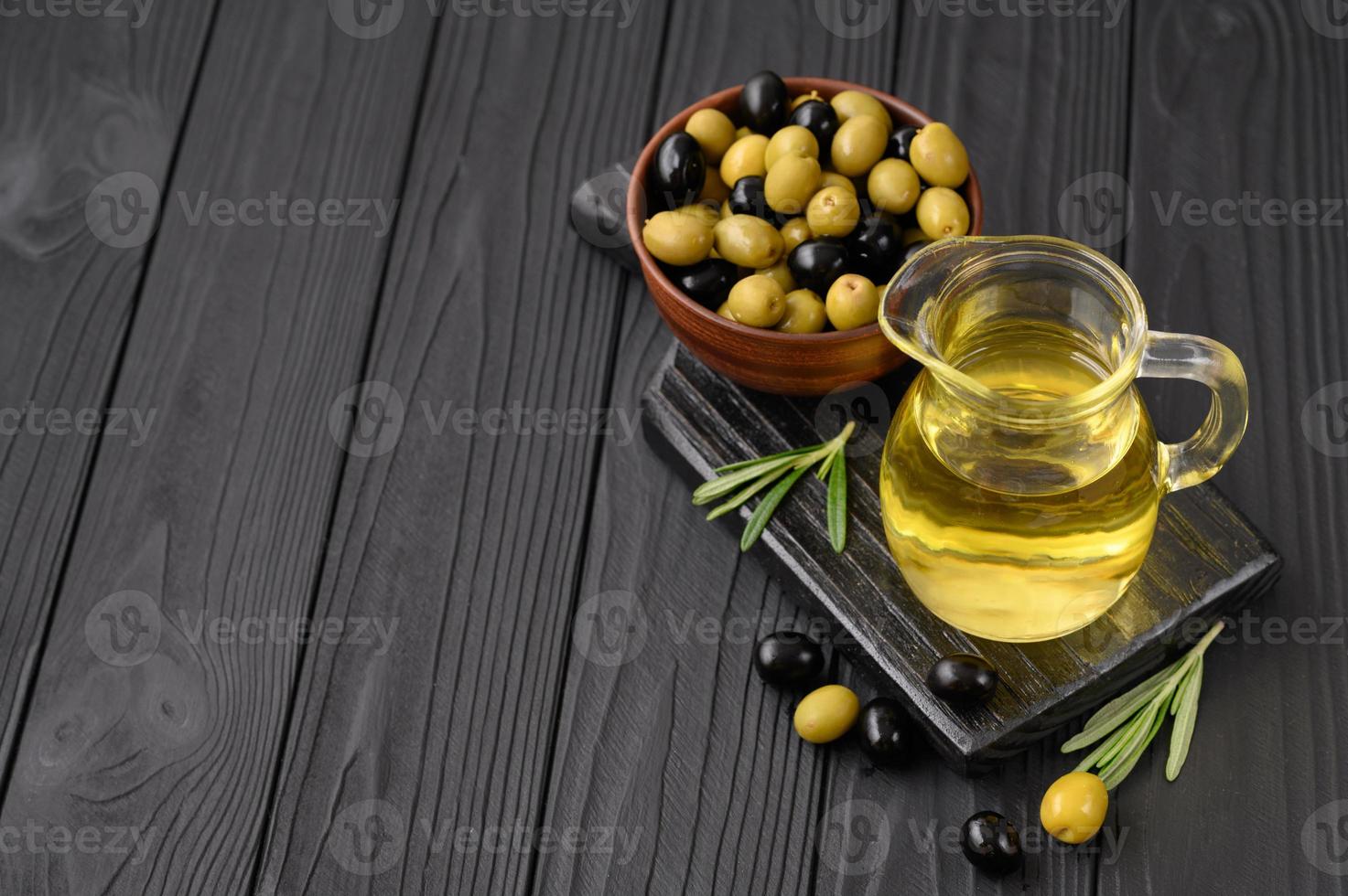 olives noires et vertes sur fond noir en bois foncé. photo