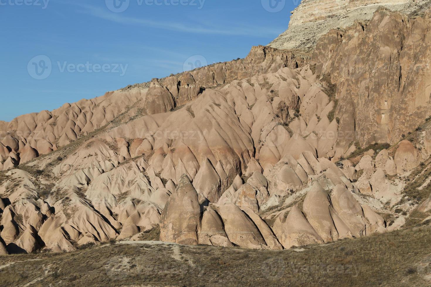 Vallée des roses dans le village de Cavusin, Cappadoce, Nevsehir, Turquie photo