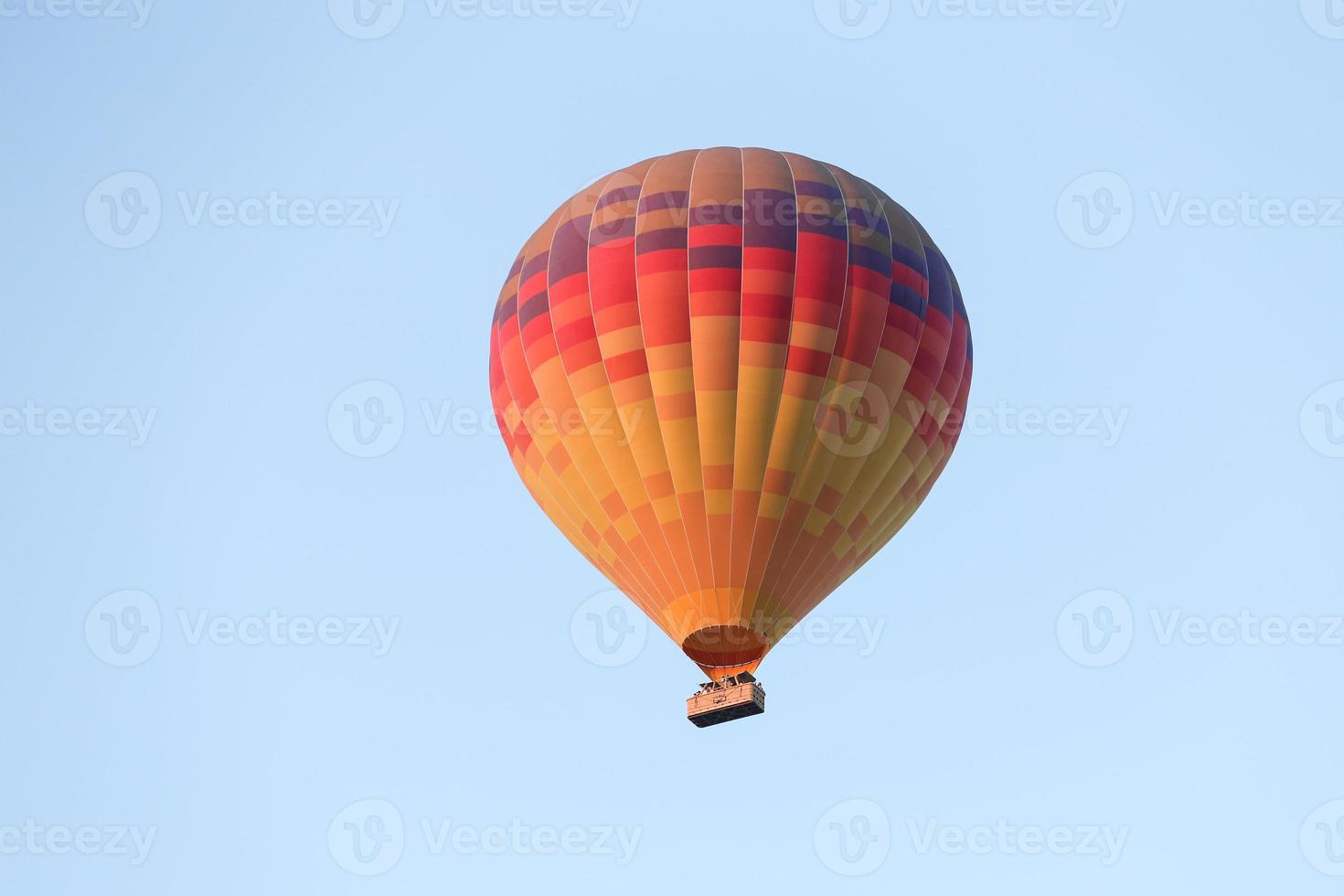 ballon à air chaud au-dessus de la ville de goreme photo