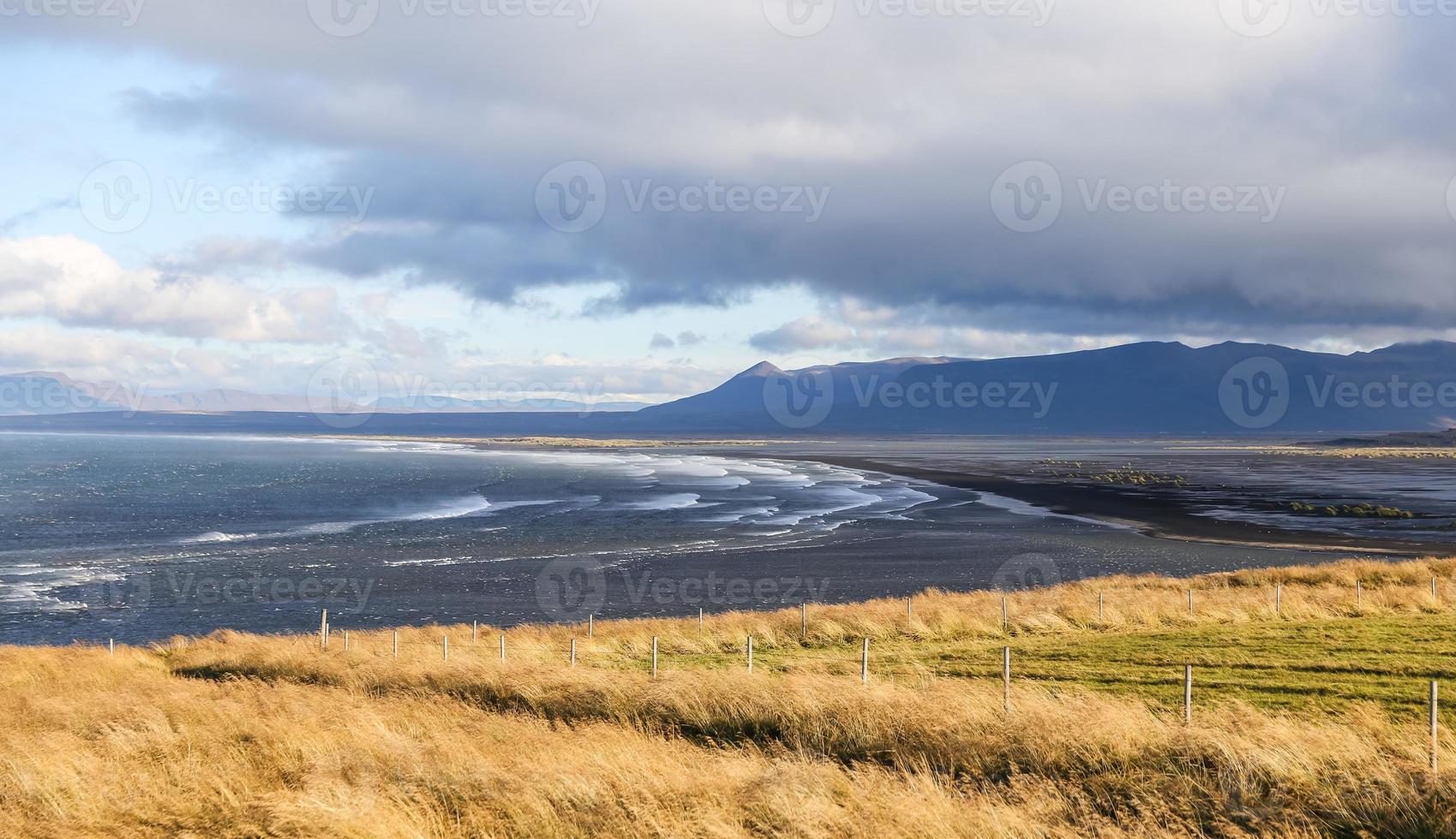 plage de sable noir en islande photo