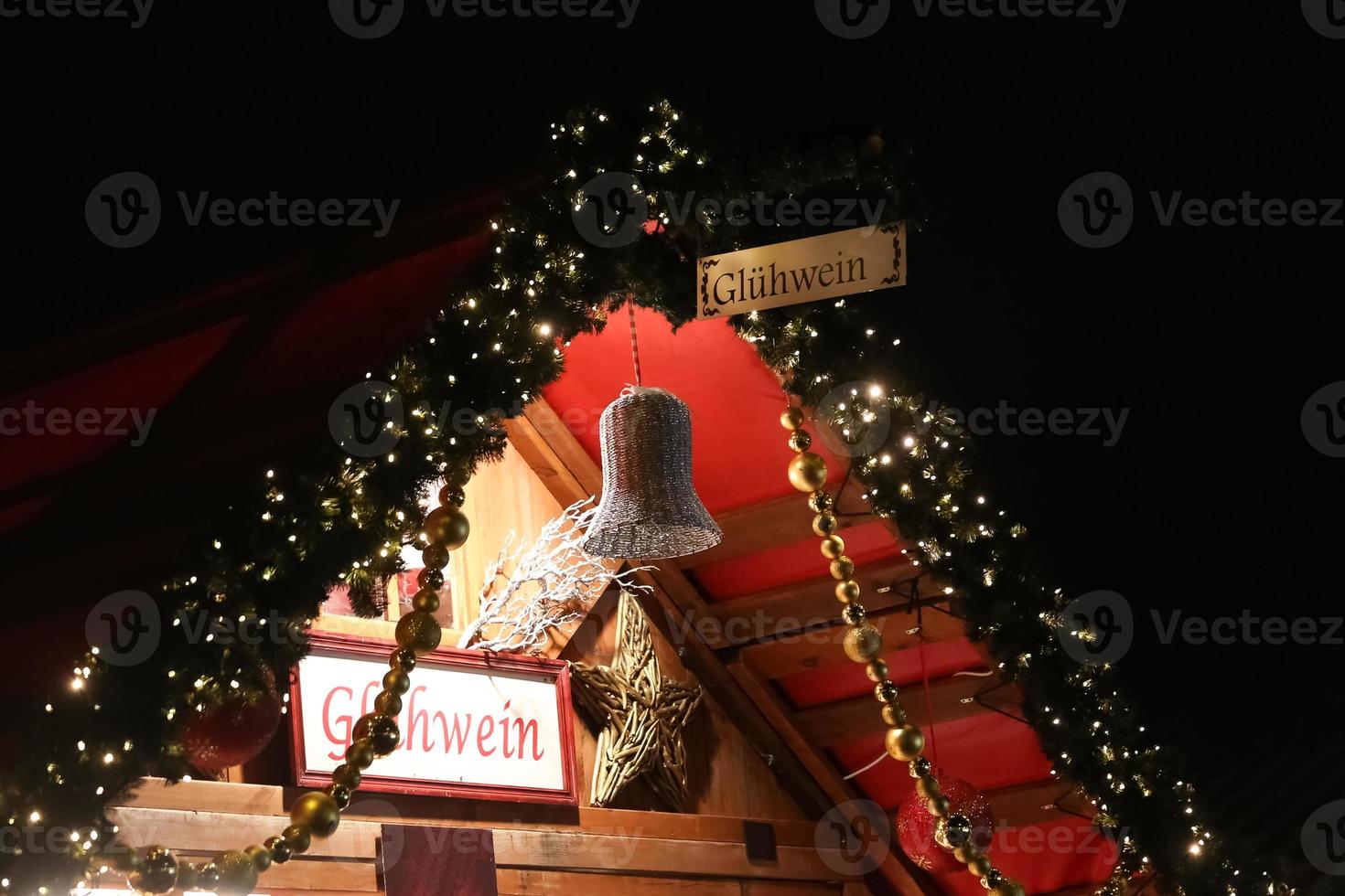 Magasin gluhwein au marché de Noël de Neptunbrunnen, Berlin, Allemagne photo