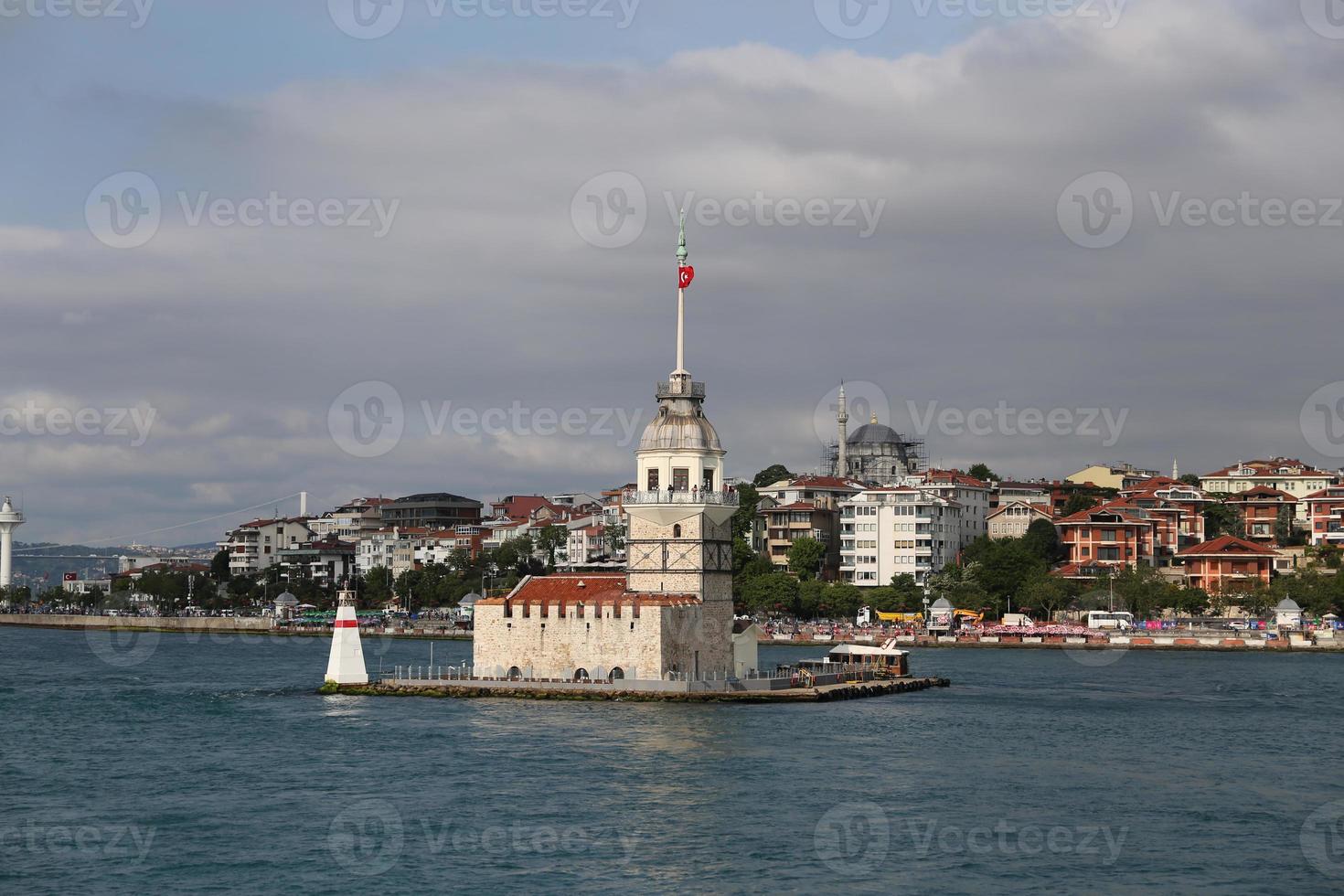 tour de la jeune fille dans le détroit du bosphore, istanbul photo