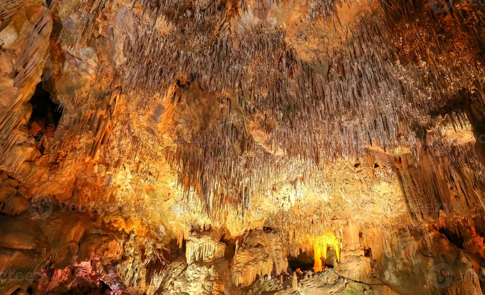 Formations dans la grotte de Damlatas, Alanya, Antalya, Turquie photo