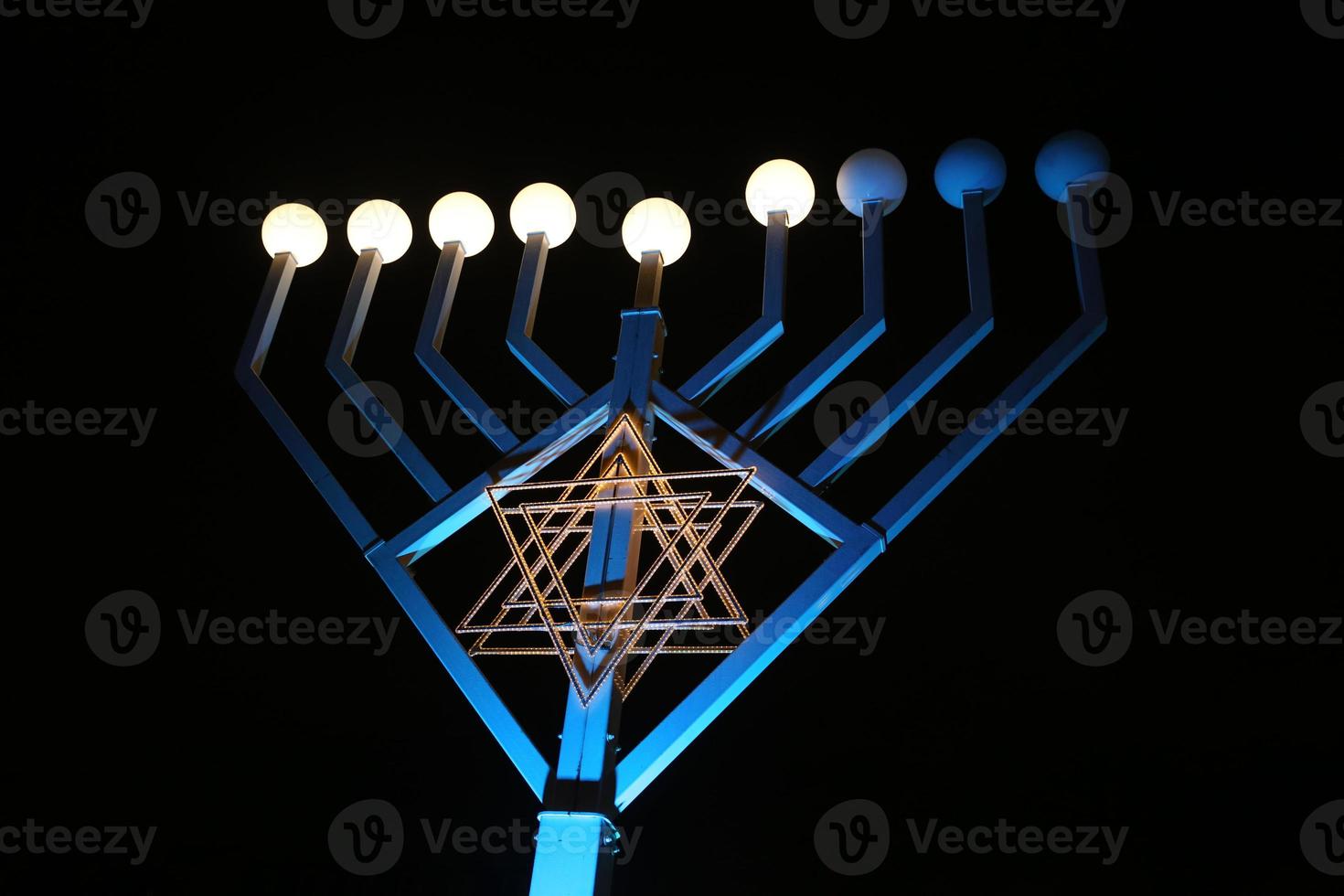 hanukkiah, menorah à neuf branches photo