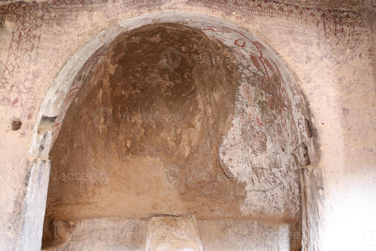 église rupestre dans la vallée de zelve, cappadoce photo