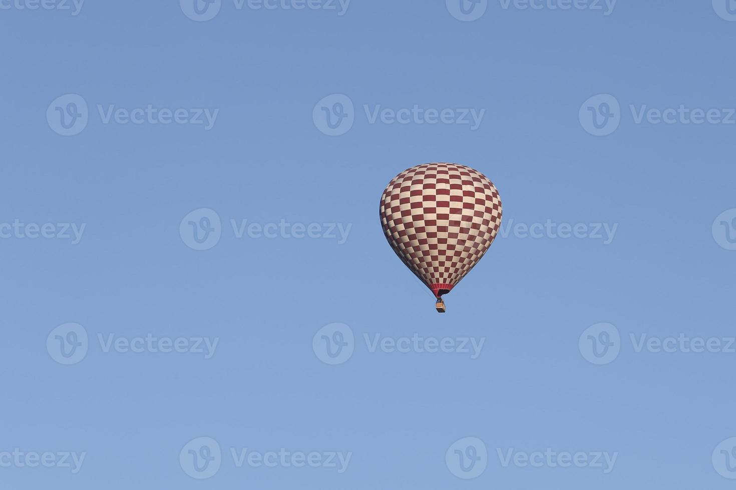 ballon à air chaud au-dessus de la ville de goreme photo