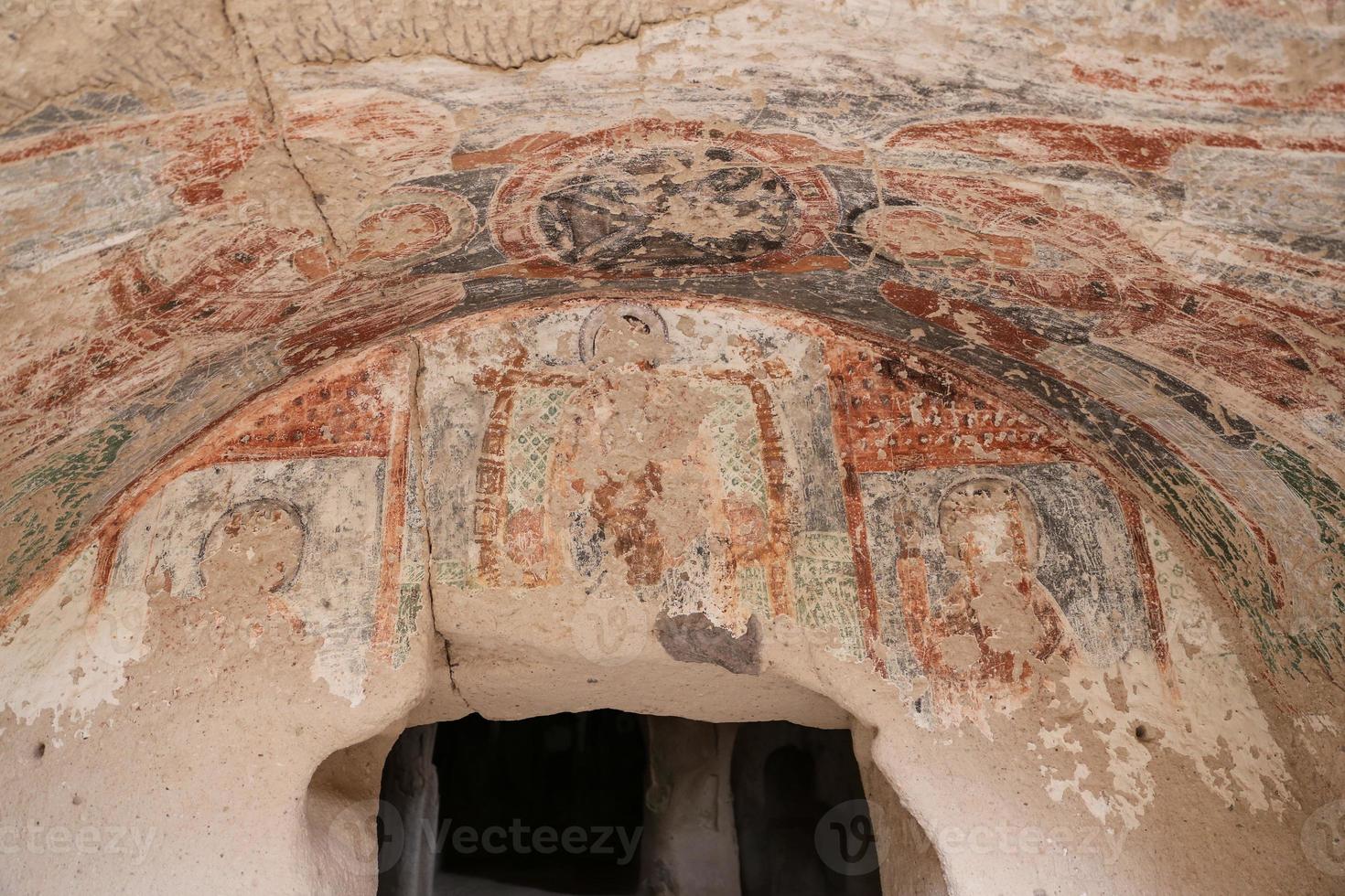 fresques dans une église rupestre dans la vallée de zelve, cappadoce photo