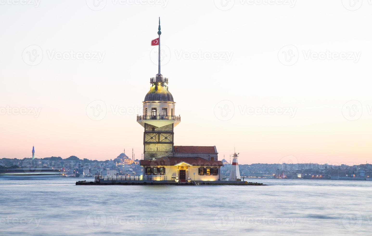 tour de la jeune fille à istanbul photo