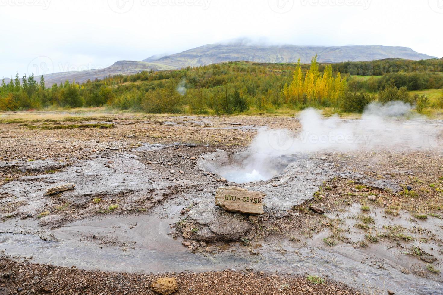 petit geyser en islande photo