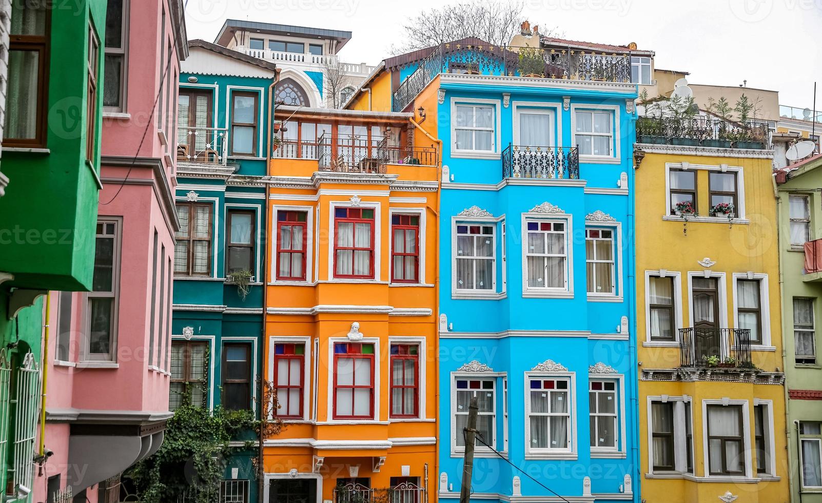 Maisons anciennes dans le quartier de Fener, Istanbul, Turquie photo