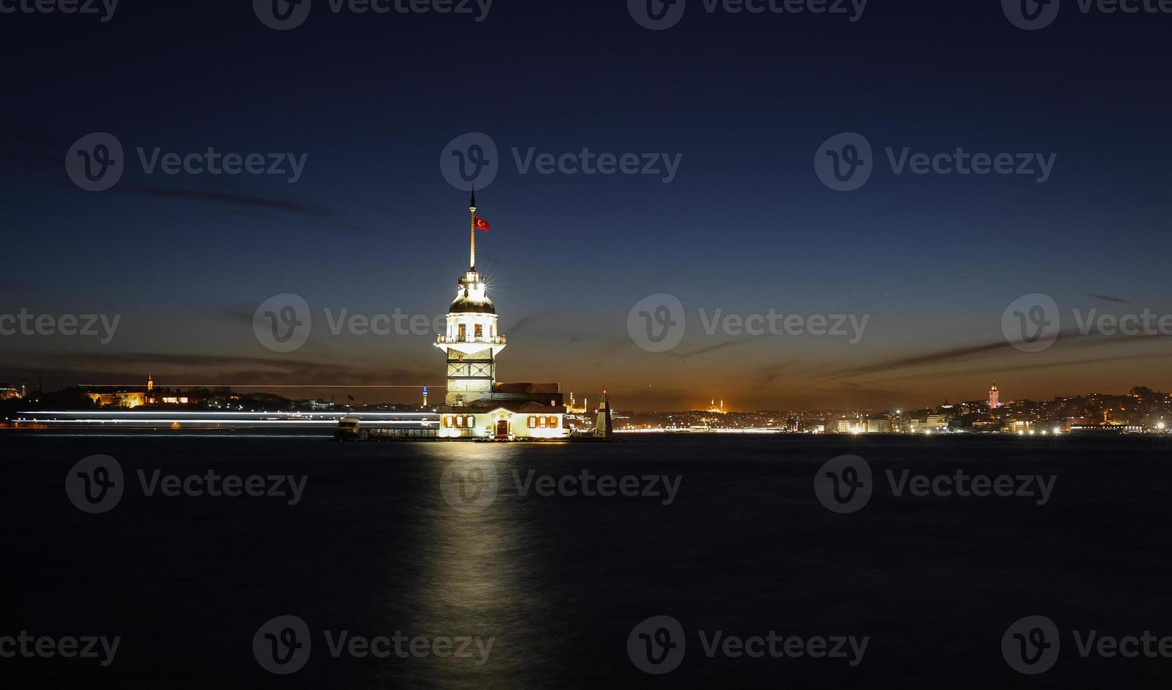 tour de la jeune fille à istanbul, turquie photo