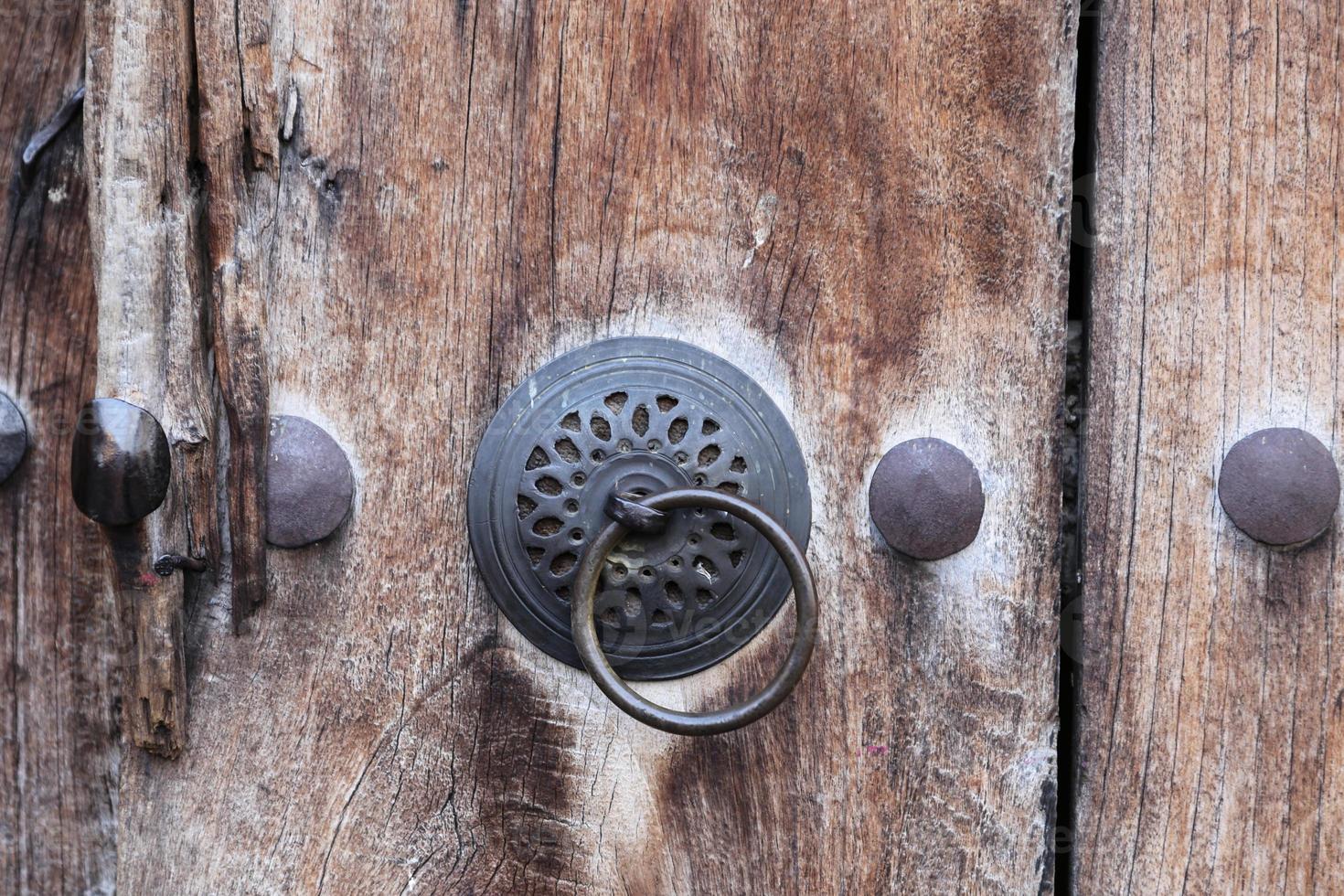 poignée de porte en métal sur porte en bois photo