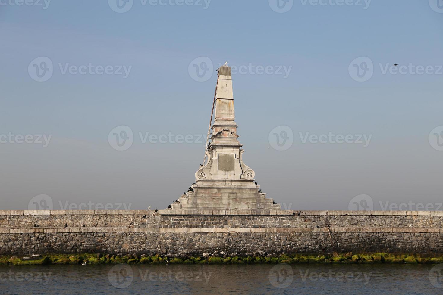 monument devant la gare de haydarpasa dans la ville d'istanbul photo