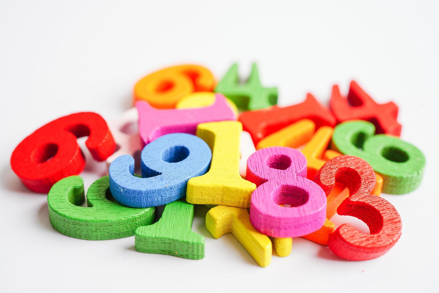 nombre de cubes de blocs de bois pour l'apprentissage des mathématiques, concept de mathématiques de l'éducation. photo