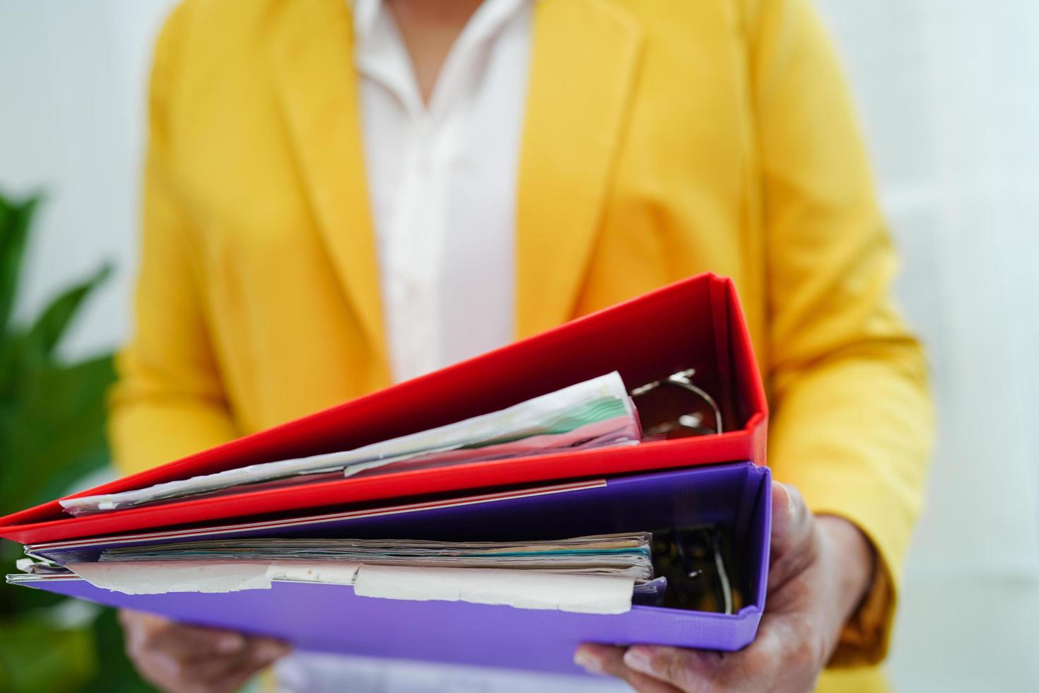 homme d'affaires travaillant et préparant des données de rapport de paperasse pour analyser les informations dans le classeur de fichiers au bureau. photo