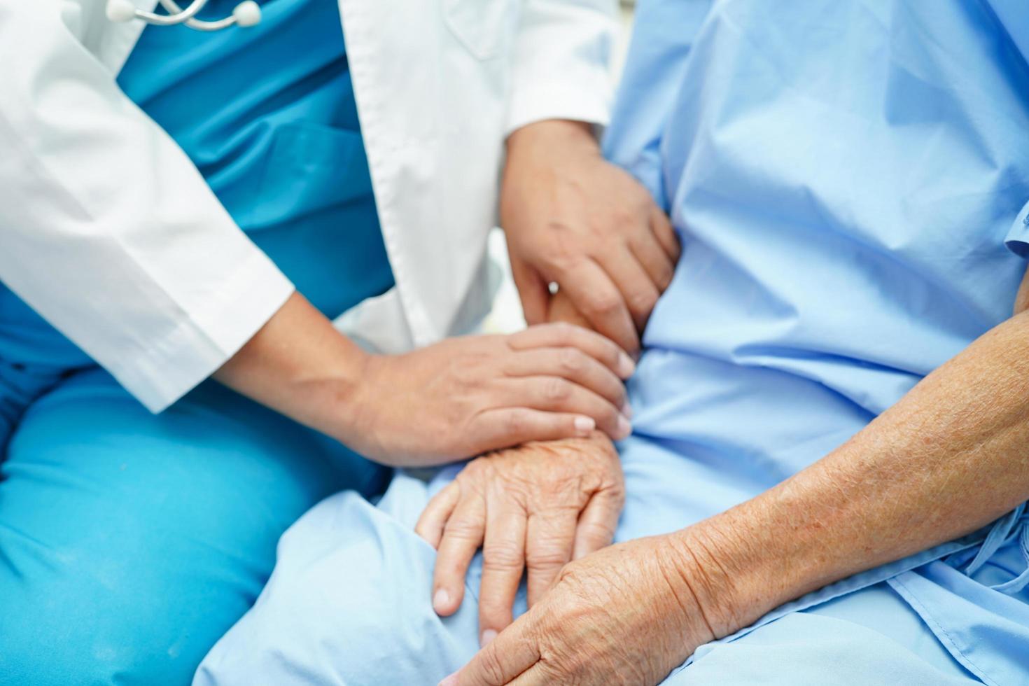 médecin prenant soin, aidant et encourageant une patiente âgée asiatique âgée à l'hôpital de la clinique. photo