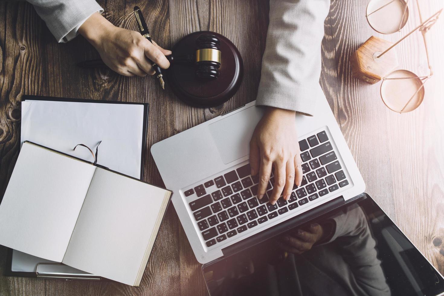 concept de justice et de droit. juge masculin dans une salle d'audience sur une table en bois et conseiller ou avocat masculin travaillant au bureau. concept de droit, de conseil et de justice juridique. photo