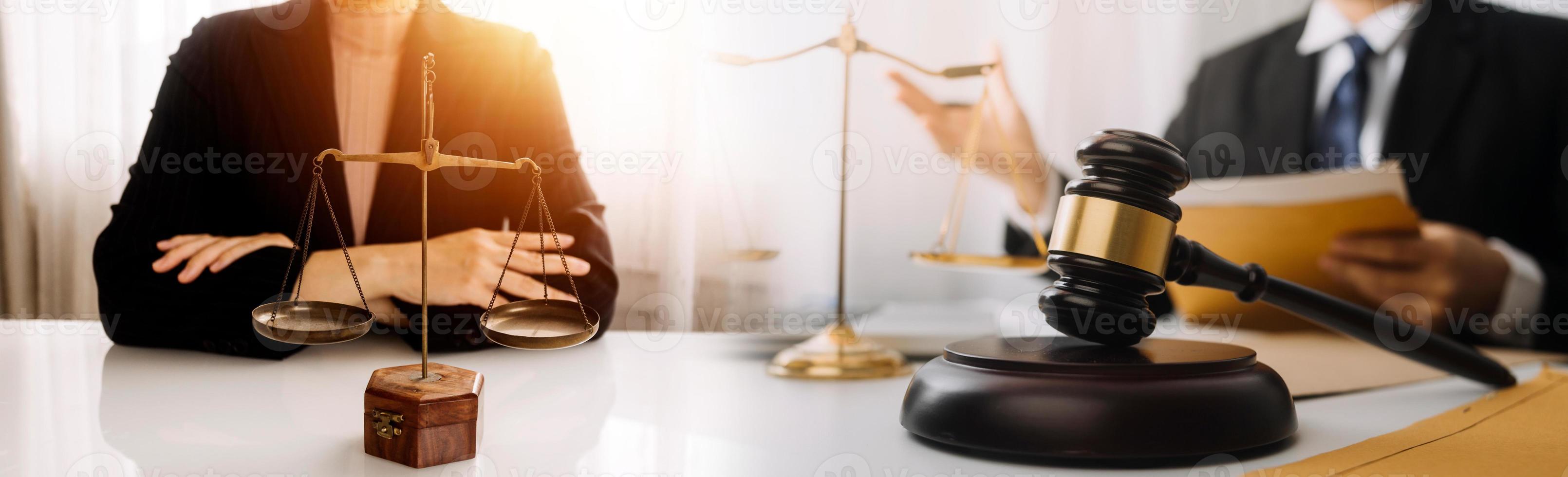 concept de justice et de droit. juge masculin dans une salle d'audience avec le marteau, travaillant avec, clavier d'ordinateur et d'accueil, lunettes, sur table à la lumière du matin photo