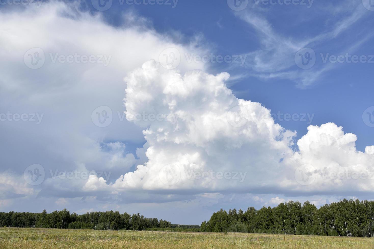 des nuages orageux un jour d'été et une route à la campagne. un orage par une belle journée. photo