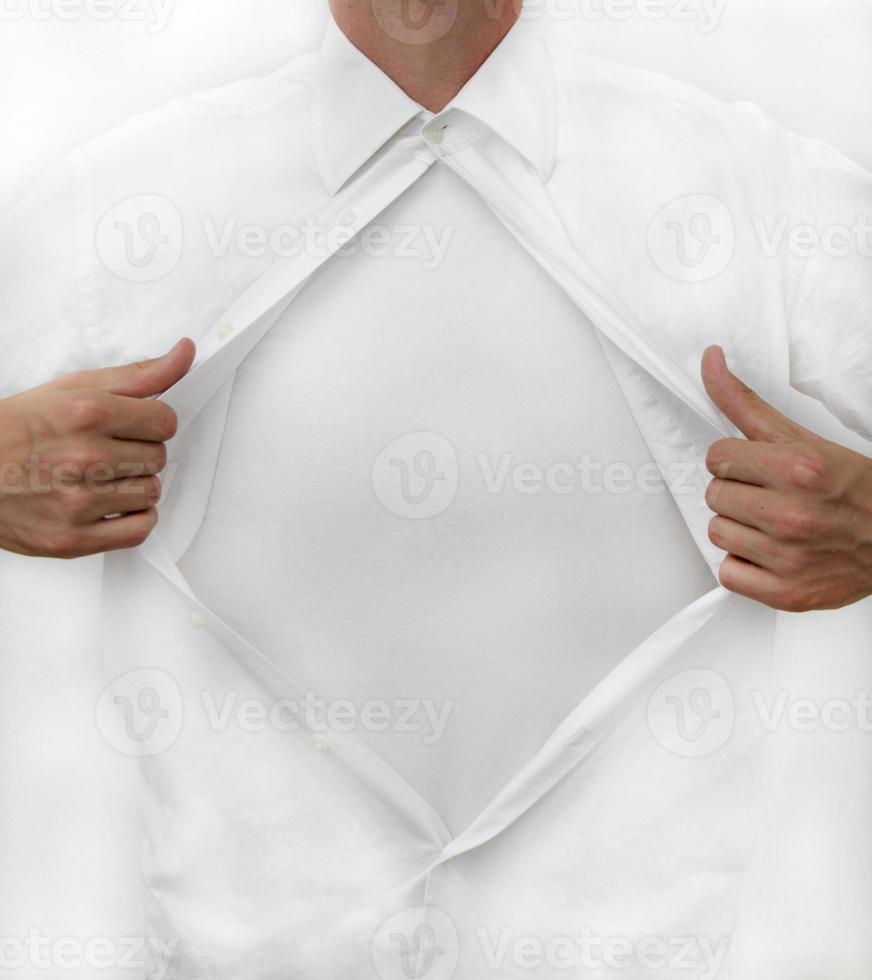 l'homme ouvre la chemise pour révéler l'espace de copie photo