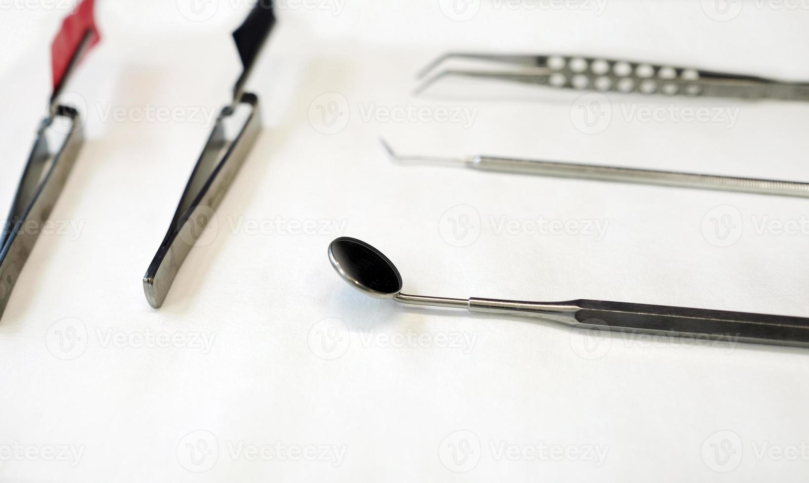 outils de dentiste prêts sur le plateau du cabinet du dentiste photo