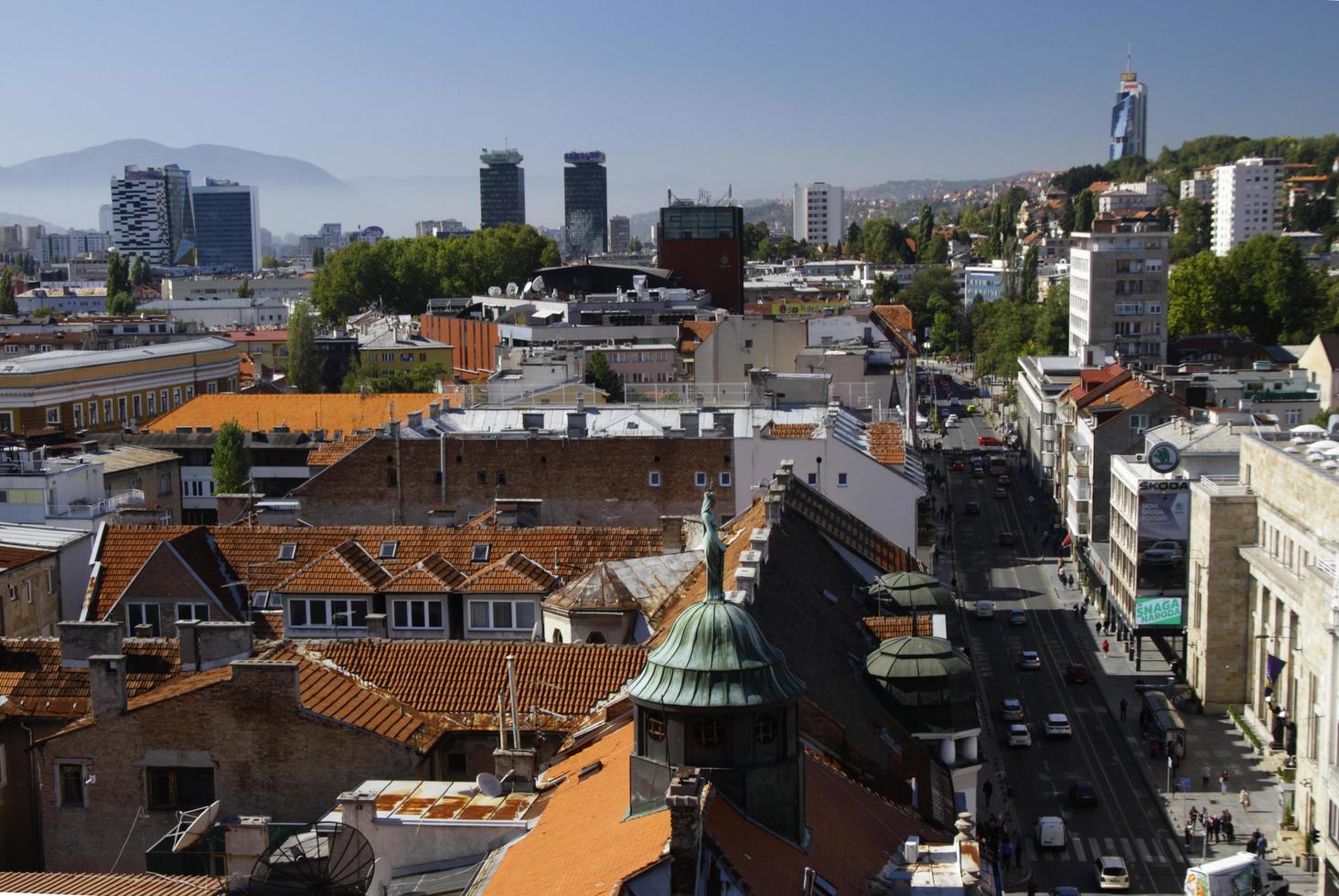 sarajevo, bosnie-herzégovine - 5 octobre 2018 - belle vue sur la ville de sarajevo avec des collines en arrière-plan par une journée ensoleillée. photo