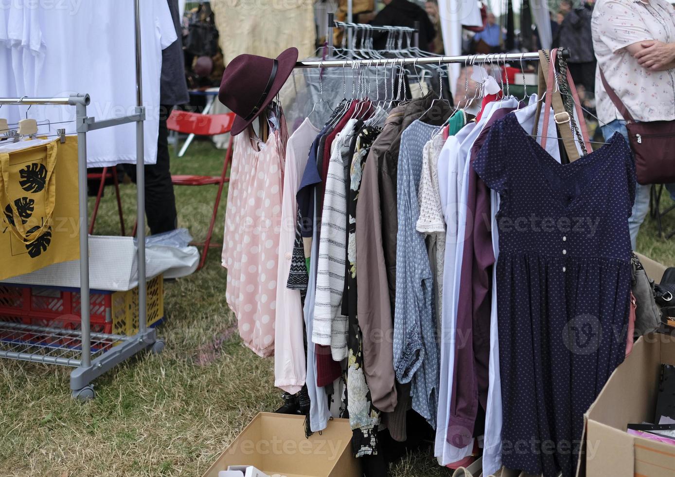 vêtements sur une grille sur un marché aux puces photo