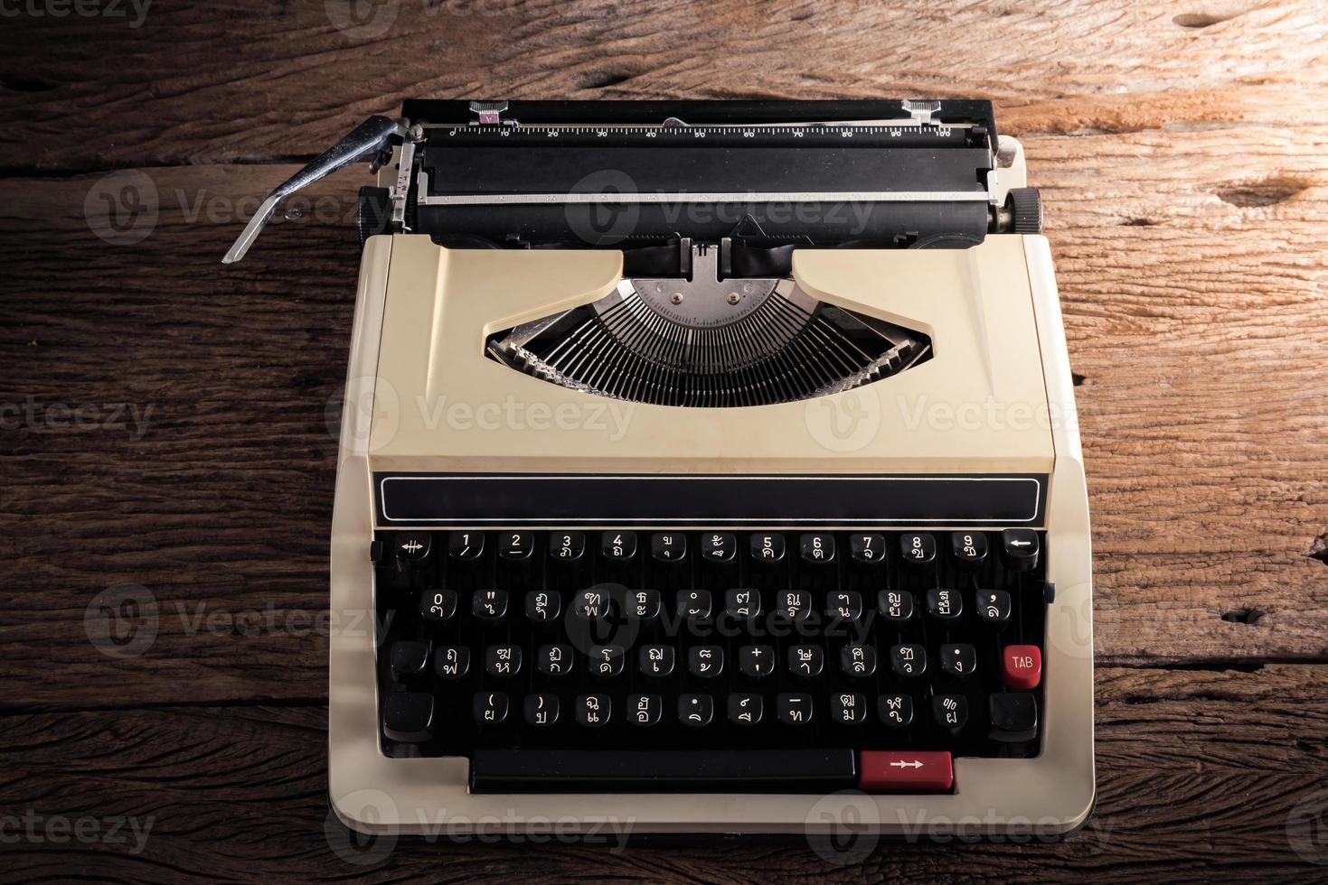 machine à écrire vintage sur table en bois photo