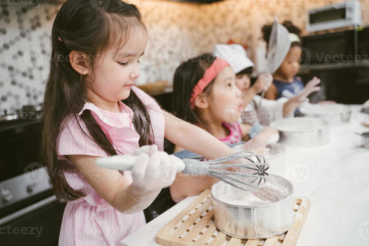 groupe d'enfants apprend à cuisiner des biscuits photo