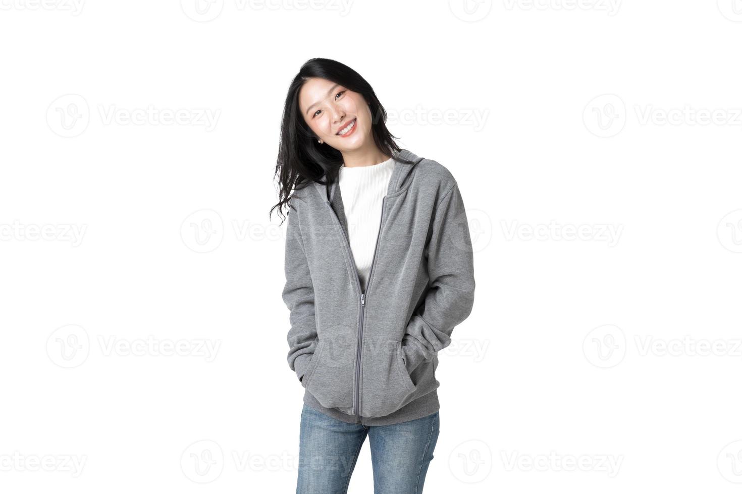 portrait belle femme asiatique en sweat à capuche et jeans bleus isolés sur fond blanc photo