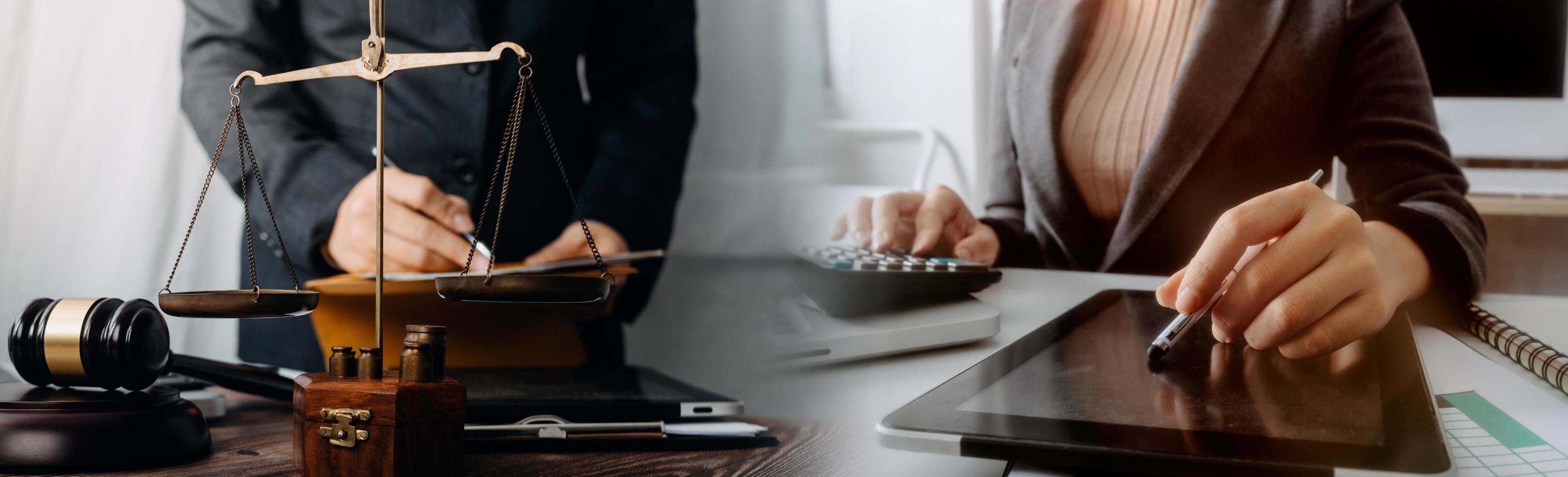 concept de justice et de droit. juge masculin dans une salle d'audience sur une table en bois et conseiller ou avocat masculin travaillant au bureau. concept de droit, de conseil et de justice juridique. photo