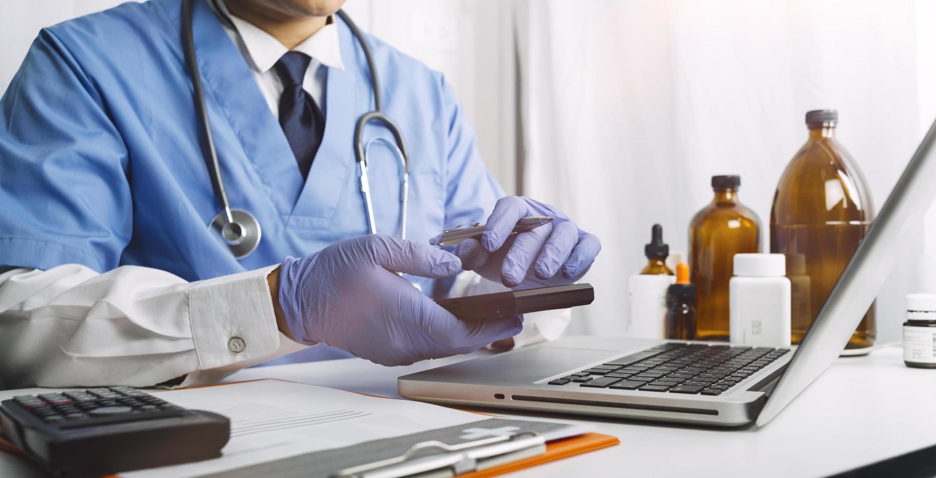double exposition du concept technologique de soins de santé et de médecine. médecins utilisant une tablette numérique et des icônes d'interface d'écran virtuel moderne bannière panoramique, arrière-plan flou. photo