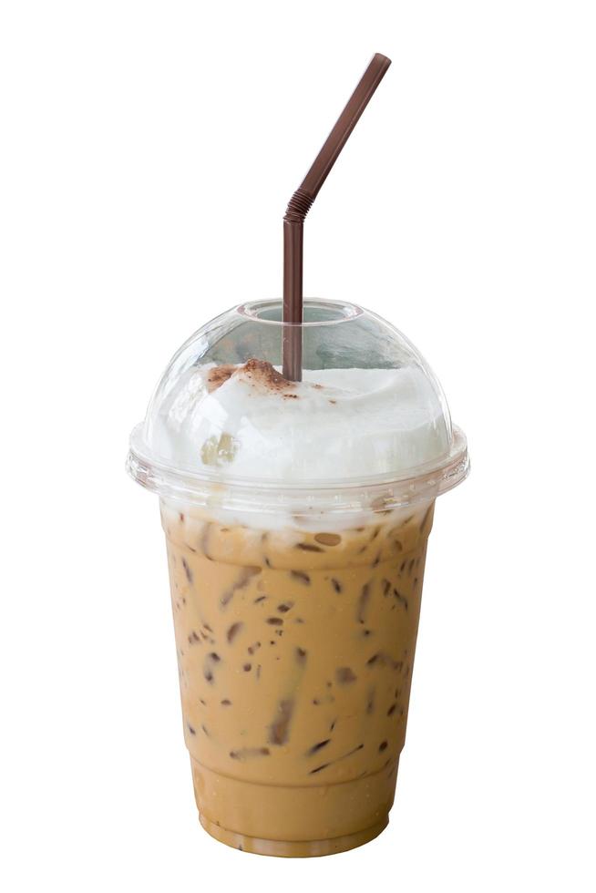 café cappuccino glacé avec de la paille dans une tasse en plastique isolé sur fond blanc. mise au point sélective. photo