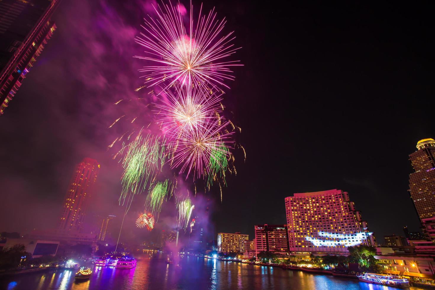 Feu d'artifice sur la rivière chao phraya dans la fête de célébration du compte à rebours 2016 bangkok thaïlande photo