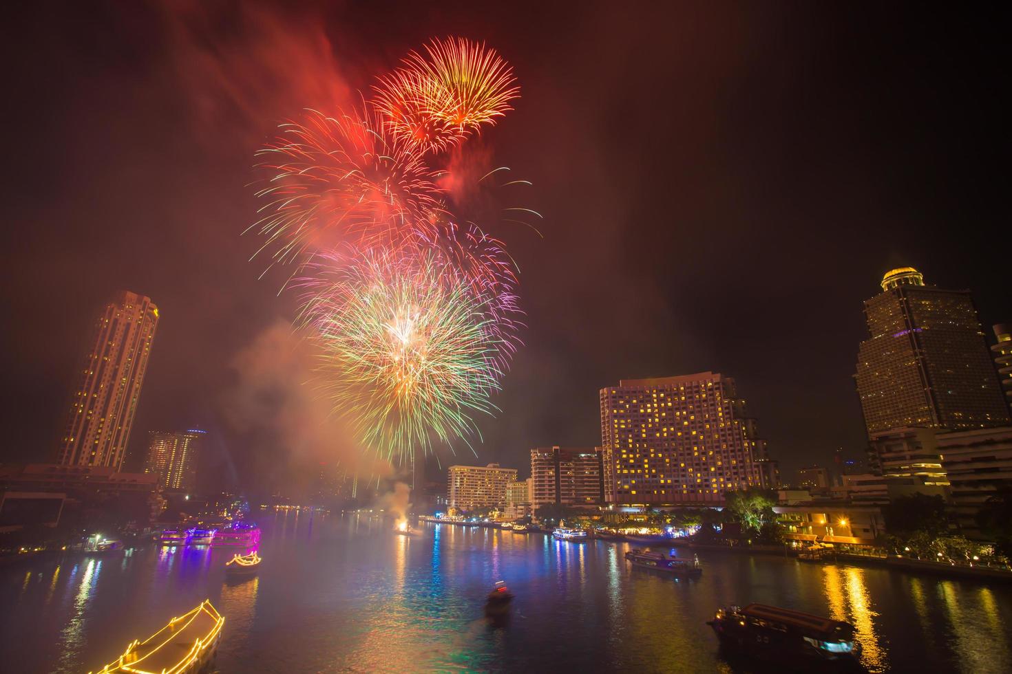 Feu d'artifice avec de la fumée à la rivière chao phraya dans la fête de célébration du compte à rebours 2016 bangkok thaïlande photo