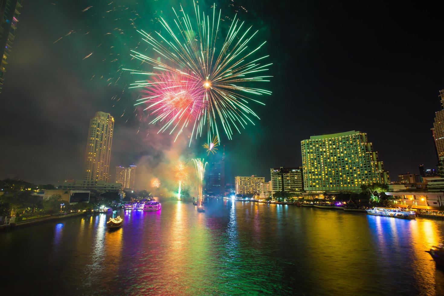 Feu d'artifice avec de la fumée à la rivière chao phraya dans la fête de célébration du compte à rebours 2016 bangkok thaïlande photo