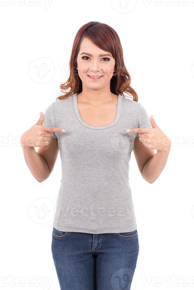 heureuse adolescente en t-shirt gris blanc sur fond blanc photo