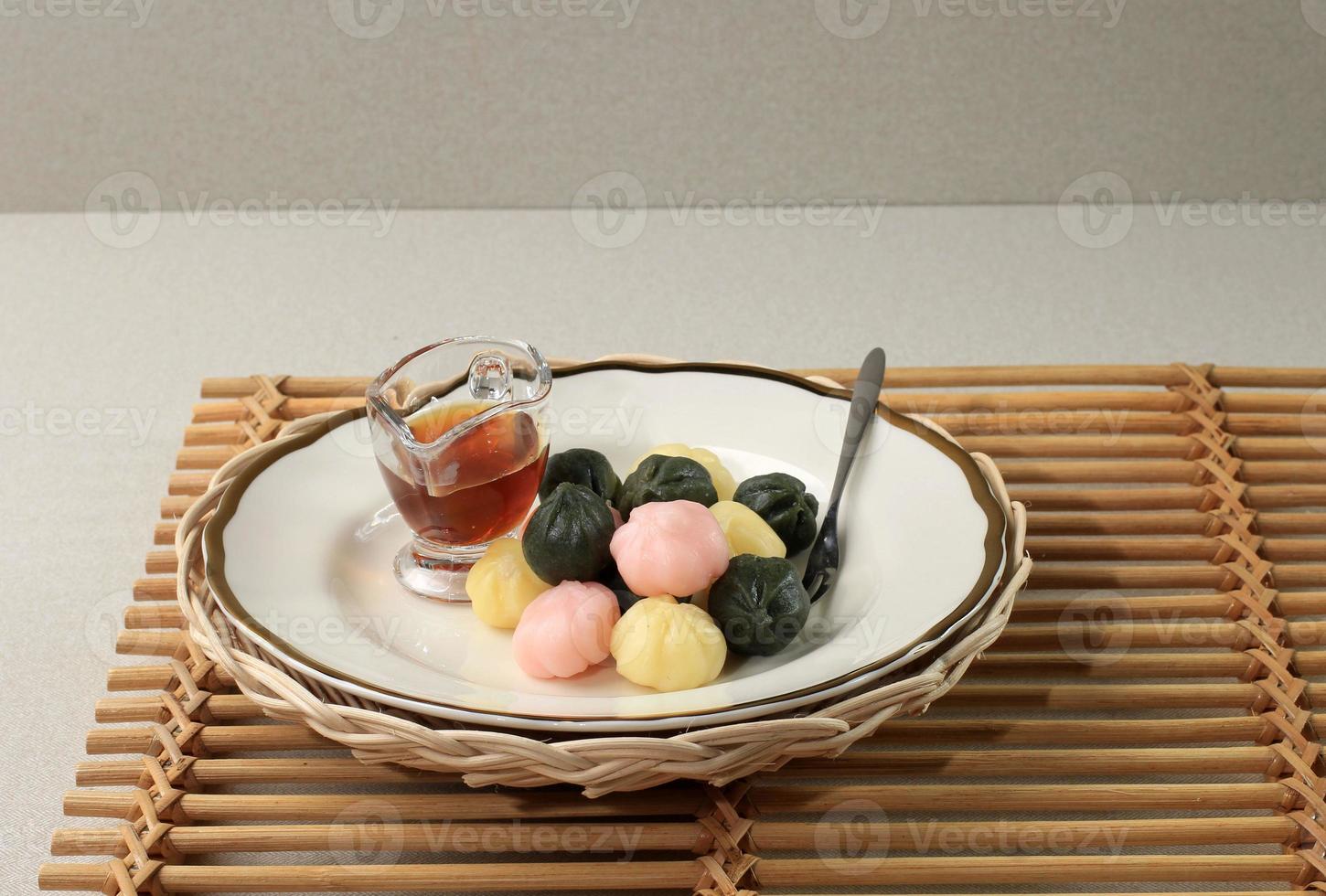 kkultteok est un gâteau de riz en forme de boule rempli de sirop de miel et de sésame, gâteau traditionnel coréen pour le jour de chuseok. photo