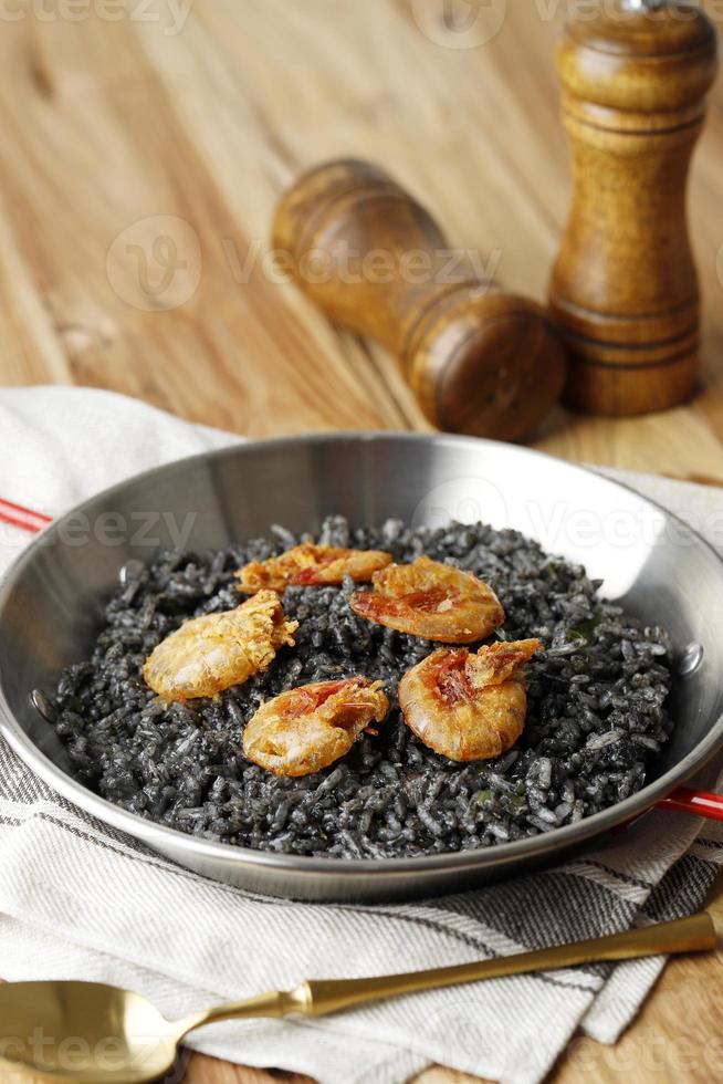 paella de riz noir aux crevettes photo