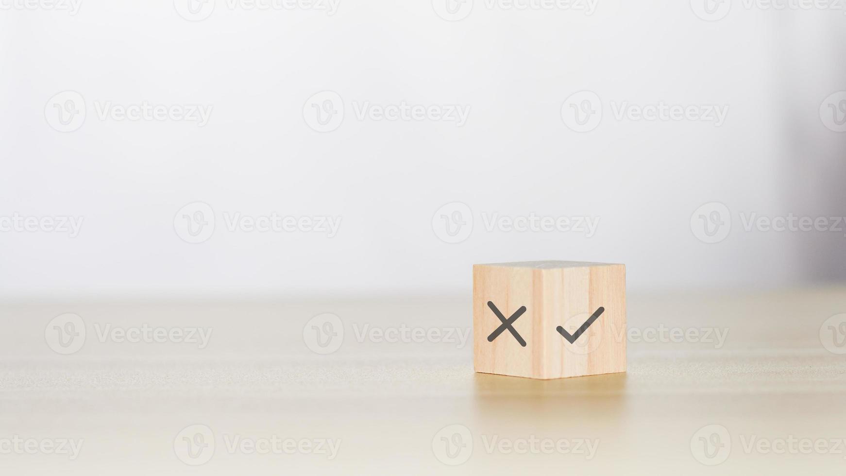 notion oui ou non. le symbole vrai ou faux sur un cube en bois. photo